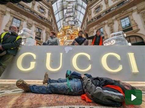 Milano, Gucci non pulirà l'albero imbrattato da Ultima  